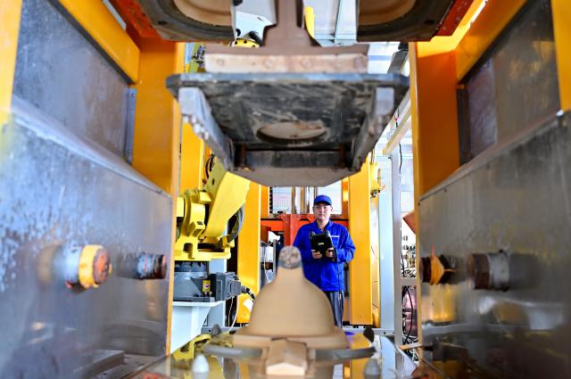 (251228) -- TANGSHAN, Dec. 28, 2025 (Xinhua) -- A staff member adjusts a mould at a ceramic machinery company in Fengnan District of Tangshan, north China's Hebei Province, Dec. 28, 2025. In recent years, Fengnan District of Tangshan has actively pursuing opportunities to develop new quality productive forces, boosting high-quality development. (Xinhua/Yang Shiyao)