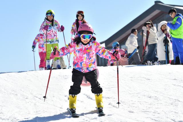 (251228) -- BEIJING, Dec. 28, 2025 (Xinhua) -- People ski at a ski resort in Xingyang City, central China's Hubei Province, Dec. 28, 2025. (Photo by Yang Tao/Xinhua)