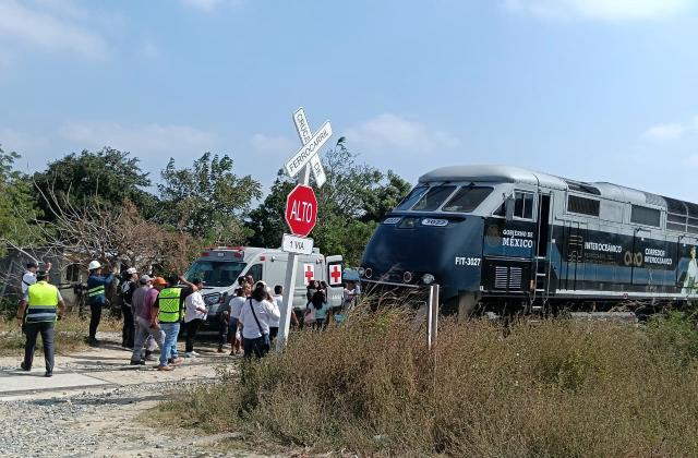 (251229) -- OAXACA, Dec. 29, 2025 (Xinhua) -- This photo taken with a mobile phone on Dec. 28, 2025 shows the site of a train derailment accident in Municipality of Asuncion Ixtaltepec, State of Oaxaca, Mexico. A passenger train carrying 241 passengers and nine crew members derailed on a bridge near Nizanda in southern Mexico on Sunday, leaving at least 13 people dead and 98 others injured, the Secretariat of the Navy said on social media.
   The train plunged into a ravine while en route to the municipality of Matias Romero, according to Oaxaca Governor Salomon Jara.
   Authorities have launched a rescue operation using ropes and specialized equipment to evacuate those trapped inside a train car. (Str/Xinhua)