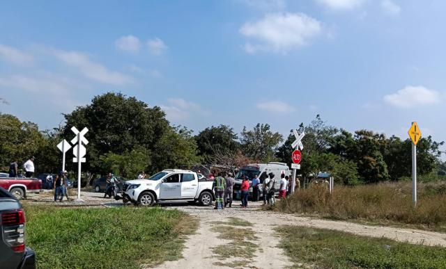 (251229) -- OAXACA, Dec. 29, 2025 (Xinhua) -- This photo taken with a mobile phone on Dec. 28, 2025 shows the site of a train derailment accident in Municipality of Asuncion Ixtaltepec, State of Oaxaca, Mexico. A passenger train carrying 241 passengers and nine crew members derailed on a bridge near Nizanda in southern Mexico on Sunday, leaving at least 13 people dead and 98 others injured, the Secretariat of the Navy said on social media.
   The train plunged into a ravine while en route to the municipality of Matias Romero, according to Oaxaca Governor Salomon Jara.
   Authorities have launched a rescue operation using ropes and specialized equipment to evacuate those trapped inside a train car. (Str/Xinhua)