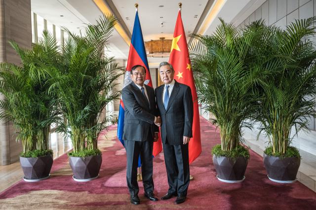 (251228) -- KUNMING, Dec. 28, 2025 (Xinhua) -- Chinese Foreign Minister Wang Yi, also a member of the Political Bureau of the Communist Party of China Central Committee, meets with Prak Sokhonn, Cambodian Deputy Prime Minister and Minister of Foreign Affairs and International Cooperation in Yuxi City, southwest China's Yunnan Province, Dec. 28, 2025. (Xinhua/Wang Guansen)