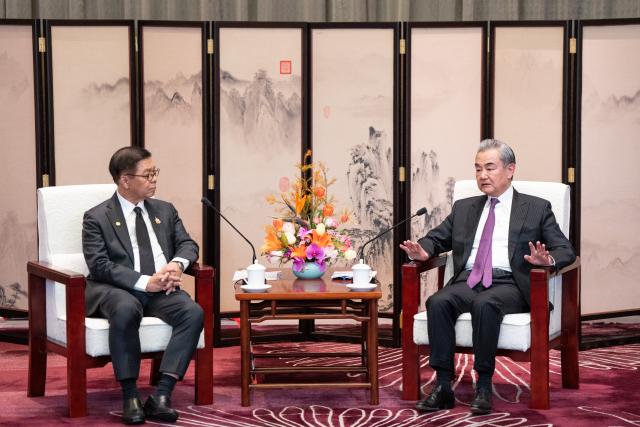 (251228) -- KUNMING, Dec. 28, 2025 (Xinhua) -- Chinese Foreign Minister Wang Yi, also a member of the Political Bureau of the Communist Party of China Central Committee, meets with Minister of Foreign Affairs of Thailand Sihasak Phuangketkeow in Yuxi City, southwest China's Yunnan Province, Dec. 28, 2025. (Xinhua/Wang Guansen)