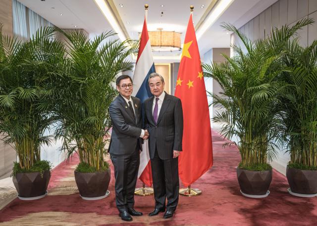 (251228) -- KUNMING, Dec. 28, 2025 (Xinhua) -- Chinese Foreign Minister Wang Yi, also a member of the Political Bureau of the Communist Party of China Central Committee, meets with Minister of Foreign Affairs of Thailand Sihasak Phuangketkeow in Yuxi City, southwest China's Yunnan Province, Dec. 28, 2025. (Xinhua/Wang Guansen)
