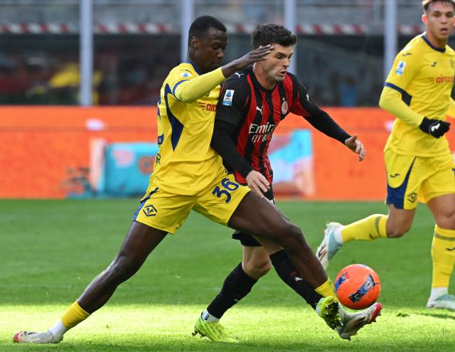 (251229) -- MILAN, Dec. 29, 2025 (Xinhua) -- AC Milan's Christian Pulisic (C) vies with Hellas Verona's Cheikh Niasse (L) during a Serie A football match between AC Milan and Hellas Verona in Milan, Italy, Dec. 28, 2025. (Photo by Alberto Lingria/Xinhua)