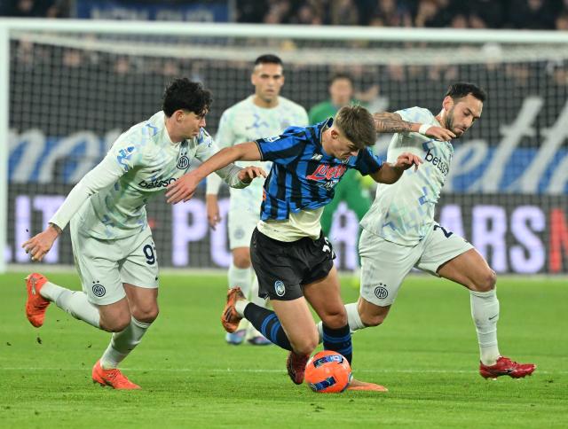 (251229) -- BERGAMO, Dec. 29, 2025 (Xinhua) -- Atalanta's Charles De Katelaere (C) vies with Inter Milan's Alessandro Bastoni (L) and Hakan Calhanoglu during a Serie A football match between Atalanta and Inter Milan in Bergamo, Italy, Dec. 28, 2025. (Photo by Alberto Lingria/Xinhua)