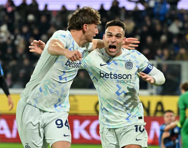 (251229) -- BERGAMO, Dec. 29, 2025 (Xinhua) -- Inter Milan's Lautaro Martinez (R) celebrates his goal with his teammate Pio Esposito during a Serie A football match between Atalanta and Inter Milan in Bergamo, Italy, Dec. 28, 2025. (Photo by Alberto Lingria/Xinhua)