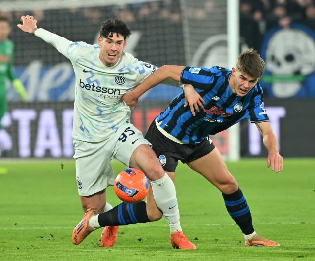 (251229) -- BERGAMO, Dec. 29, 2025 (Xinhua) -- Atalanta's Charles De Katelaere (R) vies with Inter Milan's Alessandro Bastoni during a Serie A football match between Atalanta and Inter Milan in Bergamo, Italy, Dec. 28, 2025. (Photo by Alberto Lingria/Xinhua)