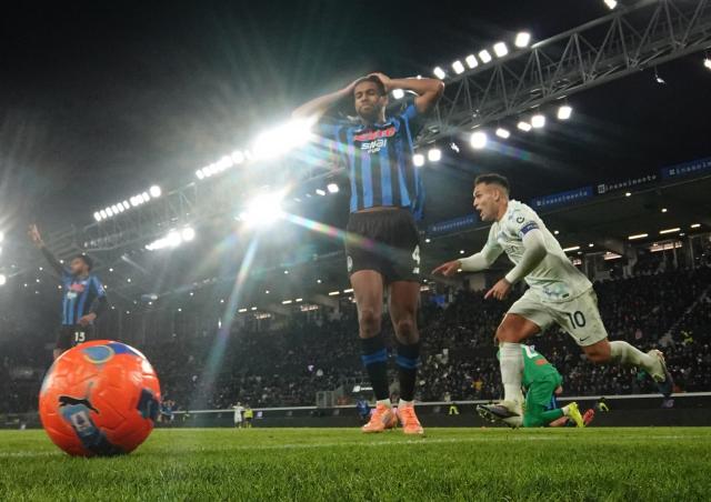 (251229) -- BERGAMO, Dec. 29, 2025 (Xinhua) -- Inter Milan's Lautaro Martinez (R) celebrates his goal during a Serie A football match between Atalanta and Inter Milan in Bergamo, Italy, Dec. 28, 2025. (Photo by Alberto Lingria/Xinhua)