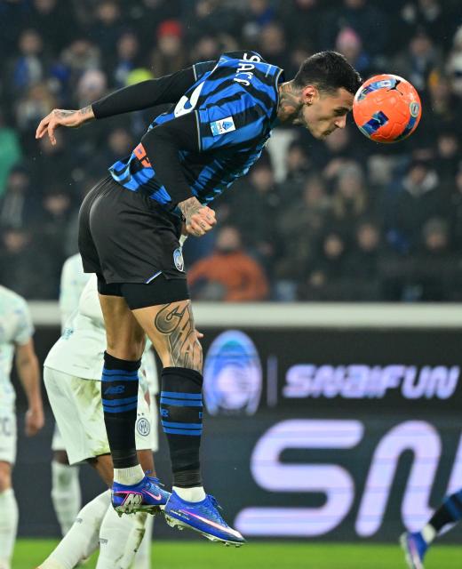 (251229) -- BERGAMO, Dec. 29, 2025 (Xinhua) -- Atalanta's Gianluca Scamacca competes during a Serie A football match between Atalanta and Inter Milan in Bergamo, Italy, Dec. 28, 2025. (Photo by Alberto Lingria/Xinhua)