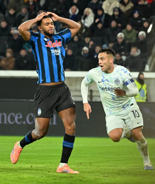 (251229) -- BERGAMO, Dec. 29, 2025 (Xinhua) -- Inter Milan's Lautaro Martinez (R) celebrates his goal during a Serie A football match between Atalanta and Inter Milan in Bergamo, Italy, Dec. 28, 2025. (Photo by Alberto Lingria/Xinhua)