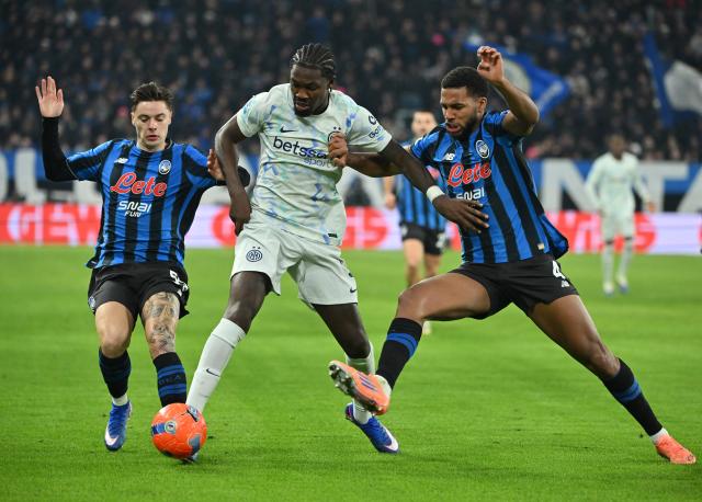 (251229) -- BERGAMO, Dec. 29, 2025 (Xinhua) -- Atalanta's Nicola Zalewski (L) and Isak Hien (R) vies with Inter Milan's Marcus Thuram during a Serie A football match between Atalanta and Inter Milan in Bergamo, Italy, Dec. 28, 2025. (Photo by Alberto Lingria/Xinhua)