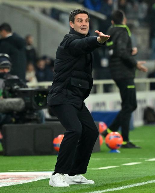 (251229) -- BERGAMO, Dec. 29, 2025 (Xinhua) -- Inter Milan's head coach Cristian Chivu gestures during a Serie A football match between Atalanta and Inter Milan in Bergamo, Italy, Dec. 28, 2025. (Photo by Alberto Lingria/Xinhua)
