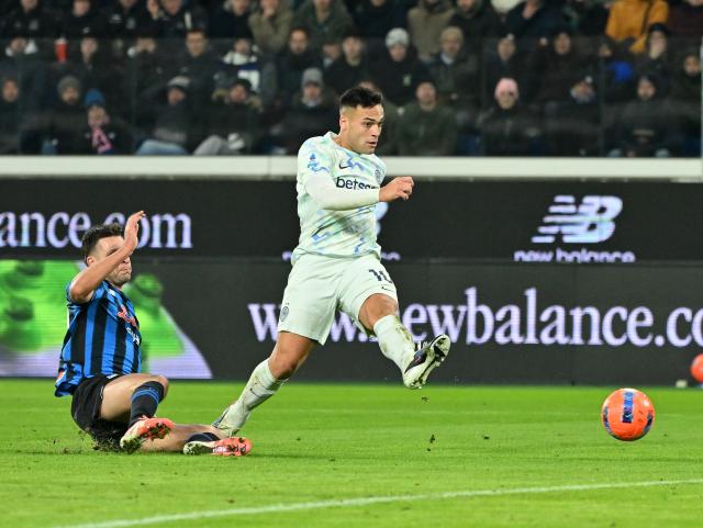 (251229) -- BERGAMO, Dec. 29, 2025 (Xinhua) -- Inter Milan's Lautaro Martinez (R) scores during a Serie A football match between Atalanta and Inter Milan in Bergamo, Italy, Dec. 28, 2025. (Photo by Alberto Lingria/Xinhua)