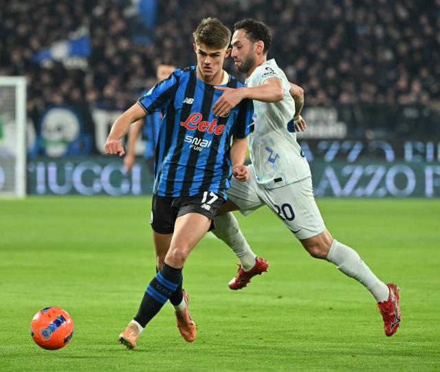 (251229) -- BERGAMO, Dec. 29, 2025 (Xinhua) -- Atalanta's Charles De Katelaere (L) vies with Inter Milan's Hakan Calhanoglu (R) during a Serie A football match between Atalanta and Inter Milan in Bergamo, Italy, Dec. 28, 2025. (Photo by Alberto Lingria/Xinhua)