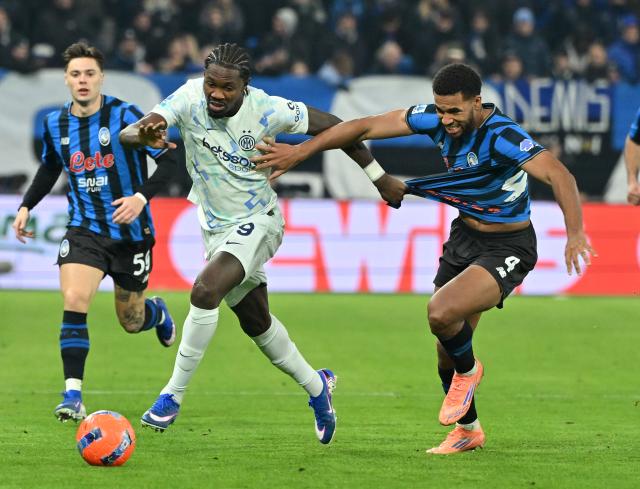 (251229) -- BERGAMO, Dec. 29, 2025 (Xinhua) -- Atalanta's Isak Hien (R) vies with Inter Milan's Marcus Thuram (C) during a Serie A football match between Atalanta and Inter Milan in Bergamo, Italy, Dec. 28, 2025. (Photo by Alberto Lingria/Xinhua)