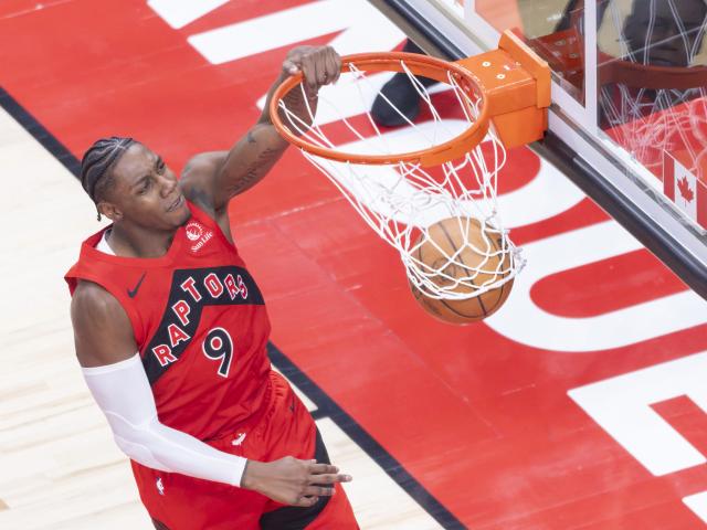 (251229) -- TORONTO, Dec. 29, 2025 (Xinhua) -- RJ Barrett of Toronto Raptors dunks during the 2025-2026 NBA regular season game between Toronto Raptors and Golden State Warriors in Toronto, Canada, Dec. 28, 2025. (Photo by Zou Zheng/Xinhua)