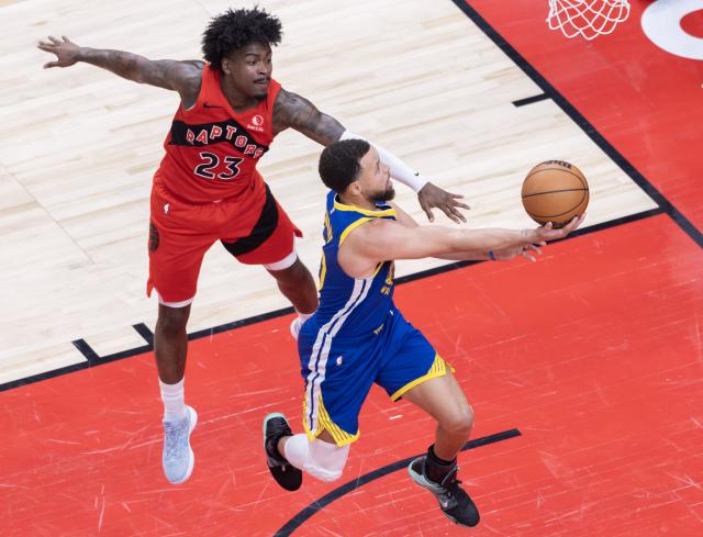 (251229) -- TORONTO, Dec. 29, 2025 (Xinhua) -- Stephen Curry (R) of Golden State Warriors goes for a layup during the 2025-2026 NBA regular season game between Toronto Raptors and Golden State Warriors in Toronto, Canada, Dec. 28, 2025. (Photo by Zou Zheng/Xinhua)