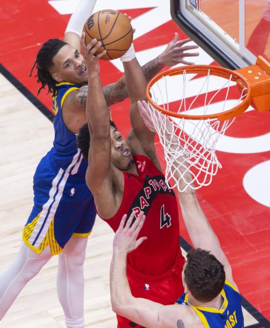 (251229) -- TORONTO, Dec. 29, 2025 (Xinhua) -- Scottie Barnes (C) of Toronto Raptors dunks during the 2025-2026 NBA regular season game between Toronto Raptors and Golden State Warriors in Toronto, Canada, Dec. 28, 2025. (Photo by Zou Zheng/Xinhua)