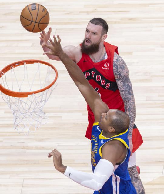 (251229) -- TORONTO, Dec. 29, 2025 (Xinhua) -- Sandro Mamukelashvili (above) of Toronto Raptors goes for a layup during the 2025-2026 NBA regular season game between Toronto Raptors and Golden State Warriors in Toronto, Canada, Dec. 28, 2025. (Photo by Zou Zheng/Xinhua)