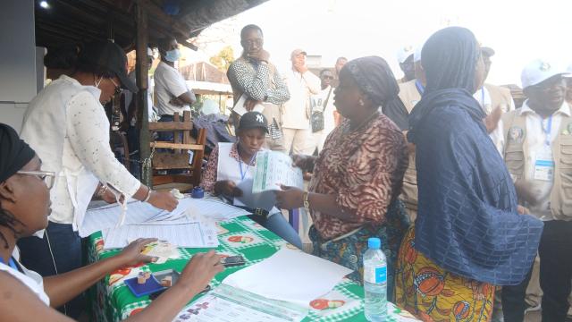 (251229) -- CONAKRY, Dec. 29, 2025 (Xinhua) -- A staff member assists a voter in verifying information at a polling station in Conakry, the capital of Guinea, on Dec. 28, 2025. Guinea began voting in its presidential election on Sunday, with more than 6.8 million registered voters expected to cast their ballots at over 24,000 polling stations nationwide between 7:00 a.m. local time (0700 GMT) and 6:00 p.m. (1800 GMT).
   This is the first presidential election held in the country since a military coup overthrew former President Alpha Conde in September 2021, marking an important step toward returning to constitutional order. (Xinhua)
