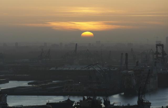 (251229) -- ROTTERDAM, Dec. 29, 2025 (Xinhua) -- This photo taken from Rotterdam's Euromast on Dec. 28, 2025 shows the view at sunset in Rotterdam, the Netherlands. (Xinhua/Shao Haijun)