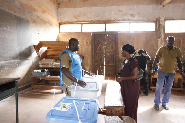 (251229) -- BANGUI, Dec. 29, 2025 (Xinhua) -- A voter casts her ballot at a polling station during Central African Republic's general elections in Bangui, Central African Republic, on Dec. 28, 2025. Voting for the presidential, legislative, regional and municipal elections began early Sunday in the Central African Republic.
   Seven candidates are vying for the presidency, including incumbent President Faustin-Archange Touadera, who has been in power since 2016 and is seeking a third term. His main opponents are Anicet-Georges Dologuele and Henri-Marie Dondra, both former prime ministers. (Str/Xinhua)
