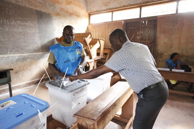 (251229) -- BANGUI, Dec. 29, 2025 (Xinhua) -- A voter casts his ballot at a polling station during Central African Republic's general elections in Bangui, Central African Republic, on Dec. 28, 2025. Voting for the presidential, legislative, regional and municipal elections began early Sunday in the Central African Republic.
   Seven candidates are vying for the presidency, including incumbent President Faustin-Archange Touadera, who has been in power since 2016 and is seeking a third term. His main opponents are Anicet-Georges Dologuele and Henri-Marie Dondra, both former prime ministers. (Str/Xinhua)