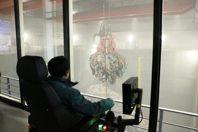 (251229) -- BEIJING, Dec. 29, 2025 (Xinhua) -- A staff member works at a waste-to-energy plant in Bishkek, Kyrgyzstan, Dec. 27, 2025. A Chinese-funded waste-to-energy plant, which generates electricity from solid waste recycling, was launched here on Dec. 27. (Xinhua/Jiang Youlin)