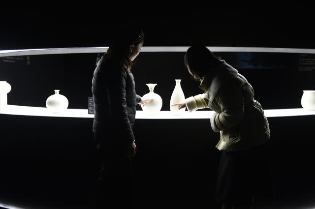(251229) -- BEIJING, Dec. 29, 2025 (Xinhua) -- People visit an exhibition hall of Ding porcelain at a Ding porcelain company in Quyang County, north China's Hebei Province, Dec. 25, 2025. (Xinhua/Lu Peng)