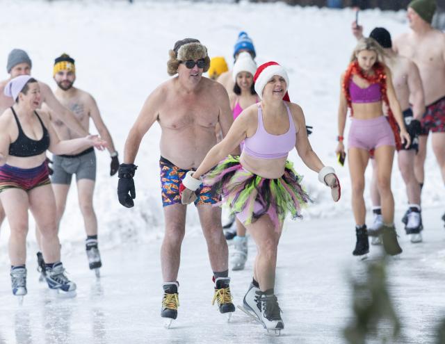 (251229) -- TORONTO, Dec. 29, 2025 (Xinhua) -- People wearing bathing suits participate in the 2025 Toronto Polar Bear Skate event in Toronto, Canada, on Dec. 28, 2025. About 160 skaters participated in this annual event to bid farewell to 2025 on Sunday. (Photo by Zou Zheng/Xinhua)