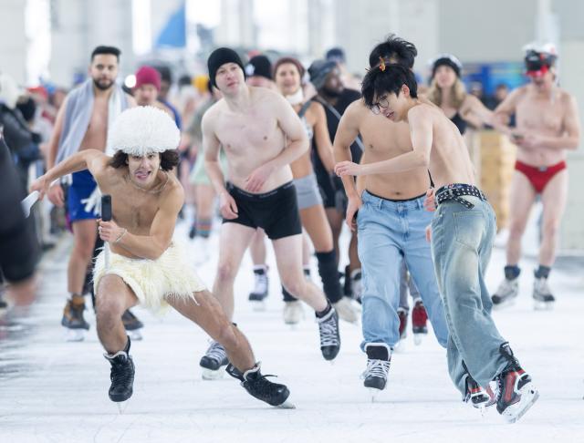 (251229) -- TORONTO, Dec. 29, 2025 (Xinhua) -- People participate in the 2025 Toronto Polar Bear Skate event in Toronto, Canada, on Dec. 28, 2025. About 160 skaters participated in this annual event to bid farewell to 2025 on Sunday. (Photo by Zou Zheng/Xinhua)