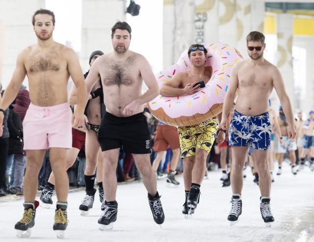 (251229) -- TORONTO, Dec. 29, 2025 (Xinhua) -- People wearing bathing suits participate in the 2025 Toronto Polar Bear Skate event in Toronto, Canada, on Dec. 28, 2025. About 160 skaters participated in this annual event to bid farewell to 2025 on Sunday. (Photo by Zou Zheng/Xinhua)