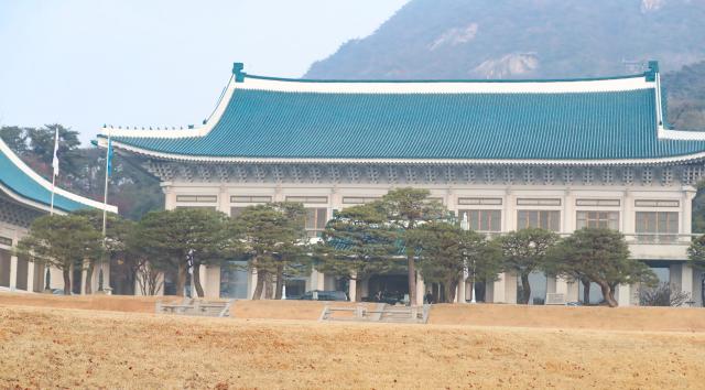 (251229) -- SEOUL, Dec. 29, 2025 (Xinhua) -- The vehicle carrying South Korean President Lee Jae-myung arrives in Cheong Wa Dae in Seoul, South Korea, Dec. 29, 2025. At midnight Sunday local time, the "Phoenix Flag," a symbol of South Korea's presidency, was raised at Cheong Wa Dae, which is widely known as the Blue House, after a hiatus of three years and seven months.
   The raising of the "Phoenix Flag" at Cheong Wa Dae is widely interpreted as the basic completion of the relocation of the presidential office back to the historic complex, local media reported. (Xinhua/Yao Qilin)