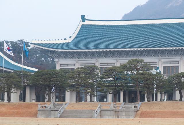 (251229) -- SEOUL, Dec. 29, 2025 (Xinhua) -- The South Korean national flag and the "Phoenix Flag" are seen raised in front of the main building of Cheong Wa Dae in Seoul, South Korea, Dec. 29, 2025. At midnight Sunday local time, the "Phoenix Flag," a symbol of South Korea's presidency, was raised at Cheong Wa Dae, which is widely known as the Blue House, after a hiatus of three years and seven months.
   The raising of the "Phoenix Flag" at Cheong Wa Dae is widely interpreted as the basic completion of the relocation of the presidential office back to the historic complex, local media reported. (Xinhua/Yao Qilin)