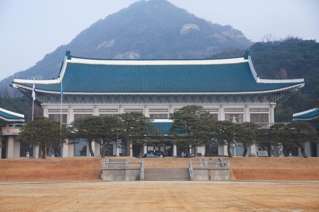 (251229) -- SEOUL, Dec. 29, 2025 (Xinhua) -- The vehicle carrying South Korean President Lee Jae-myung arrives in Cheong Wa Dae in Seoul, South Korea, Dec. 29, 2025. At midnight Sunday local time, the "Phoenix Flag," a symbol of South Korea's presidency, was raised at Cheong Wa Dae, which is widely known as the Blue House, after a hiatus of three years and seven months.
   The raising of the "Phoenix Flag" at Cheong Wa Dae is widely interpreted as the basic completion of the relocation of the presidential office back to the historic complex, local media reported. (Xinhua/Yao Qilin)