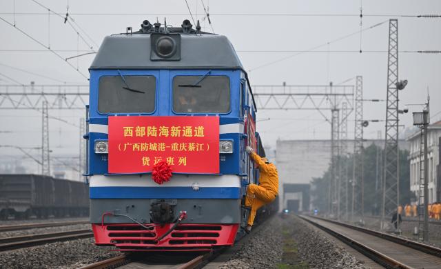 (251229) -- CHONGQING, Dec. 29, 2025 (Xinhua) -- This photo taken on Dec. 29, 2025 shows the first freight train from Fangchenggang City of Guangxi to Qijiang District of Chongqing arriving at the Qijiang North railway station in southwest China's Chongqing Municipality. The first freight train of the Guangxi Fangchenggang-Chongqing Qijiang railway, part of China's New International Land-Sea Trade Corridor rail service which is a crucial logistics link between China's western inland regions and global markets, arrived at the Qijiang North railway station in Chongqing on Monday. (Xinhua/Chen Cheng)
