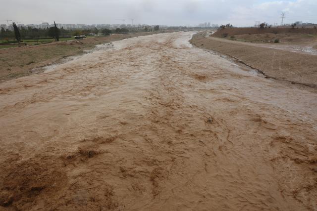 (251229) -- NEGEV, Dec. 29, 2025 (Xinhua) -- Floodwater surges through a riverbed in southern Israel on Dec. 28, 2025. Israel's winter rainy season frequently brings floods. (Photo by Gil Cohen Magen/Xinhua)