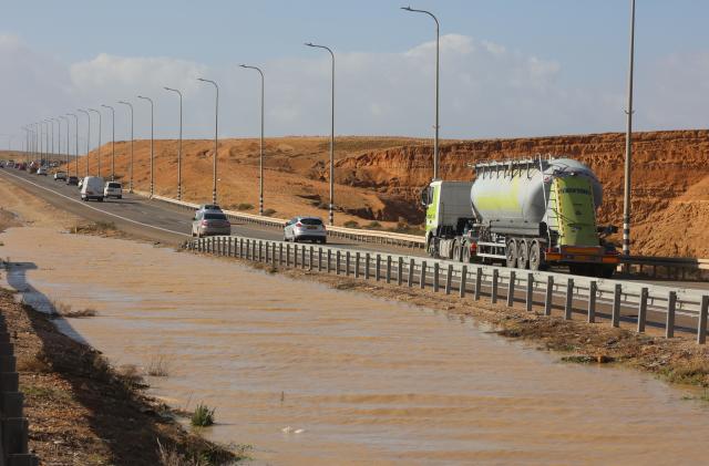 (251229) -- NEGEV, Dec. 29, 2025 (Xinhua) -- This photo taken on Dec. 28, 2025 shows floodwater accumulating alongside a highway in southern Israel. Israel's winter rainy season frequently brings floods. (Photo by Gil Cohen Magen/Xinhua)