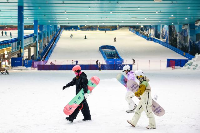 (251229) -- HUZHOU, Dec. 29, 2025 (Xinhua) -- Tourists walk at the ice and snow world of the Taihu Lake Longemont Paradise in Changxing County of Huzhou City, east China's Zhejiang Province, Dec. 29, 2025. Skiing and a variety of other winter sports have become a popular seasonal pastime for a growing number of people in Zhejiang Province. The province boasts many ice and snow resorts, both indoor and outdoor, providing ample choices for enthusiasts. Notable examples include the Wansongling Ski Resort in Hangzhou, Qiaobo Ice and Snow World in Shaoxing, Taihu Lake Longemont Paradise in Huzhou, SkyLand ski resort in Anji, and Pan'an ski Resort in Jinhua. Moreover, such facilities are increasingly taking root across the province.
   According to a ski industry white paper, the 2024-2025 winter sports season saw a national participation of 26.05 million skiers. Zhejiang ranked sixth nationwide with 1.29 million participants, leading all southern Chinese provinces in skier numbers. (Xinhua/Jiang Han)