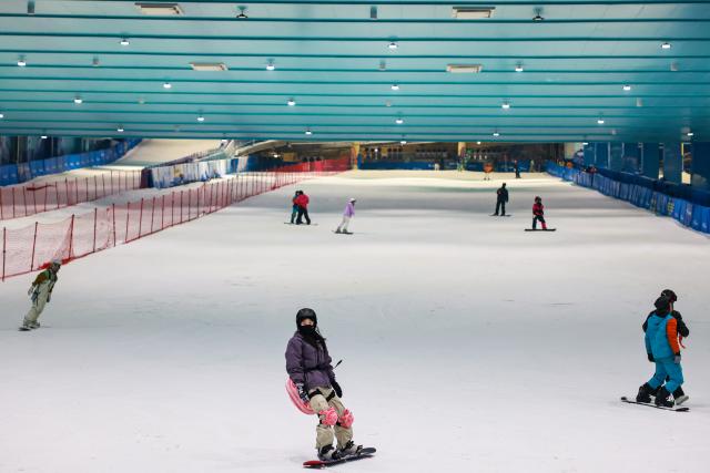 (251229) -- HUZHOU, Dec. 29, 2025 (Xinhua) -- Tourists ski at the Ice and Snow world of the Taihu Lake Longemont Paradise in Changxing County of Huzhou City, east China's Zhejiang Province, Dec. 29, 2025. Skiing and a variety of other winter sports have become a popular seasonal pastime for a growing number of people in Zhejiang Province. The province boasts many ice and snow resorts, both indoor and outdoor, providing ample choices for enthusiasts. Notable examples include the Wansongling Ski Resort in Hangzhou, Qiaobo Ice and Snow World in Shaoxing, Taihu Lake Longemont Paradise in Huzhou, SkyLand ski resort in Anji, and Pan'an ski Resort in Jinhua. Moreover, such facilities are increasingly taking root across the province.
   According to a ski industry white paper, the 2024-2025 winter sports season saw a national participation of 26.05 million skiers. Zhejiang ranked sixth nationwide with 1.29 million participants, leading all southern Chinese provinces in skier numbers. (Xinhua/Jiang Han)