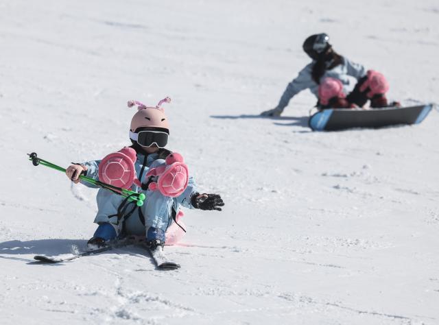 (251229) -- HANGZHOU, Dec. 29, 2025 (Xinhua) -- Tourists ski at the Wansongling Ski Resort in Hangzhou City, east China's Zhejiang Province on Dec. 25, 2025. Skiing and a variety of other winter sports have become a popular seasonal pastime for a growing number of people in Zhejiang Province. The province boasts many ice and snow resorts, both indoor and outdoor, providing ample choices for enthusiasts. Notable examples include the Wansongling Ski Resort in Hangzhou, Qiaobo Ice and Snow World in Shaoxing, Taihu Lake Longemont Paradise in Huzhou, SkyLand ski resort in Anji, and Pan'an ski Resort in Jinhua. Moreover, such facilities are increasingly taking root across the province.
   According to a ski industry white paper, the 2024-2025 winter sports season saw a national participation of 26.05 million skiers. Zhejiang ranked sixth nationwide with 1.29 million participants, leading all southern Chinese provinces in skier numbers. (Xinhua/Xu Yu)
