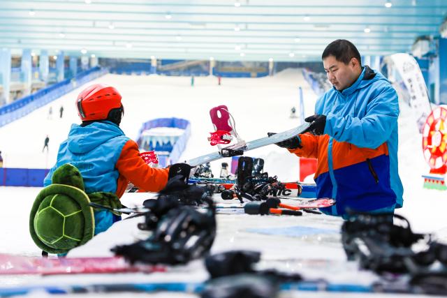 (251229) -- HUZHOU, Dec. 29, 2025 (Xinhua) -- A tourist (L) rents equipment at the Ice and Snow World of the Taihu Lake Longemont Paradise in Changxing County of Huzhou City, east China's Zhejiang Province, Dec. 29, 2025. Skiing and a variety of other winter sports have become a popular seasonal pastime for a growing number of people in Zhejiang Province. The province boasts many ice and snow resorts, both indoor and outdoor, providing ample choices for enthusiasts. Notable examples include the Wansongling Ski Resort in Hangzhou, Qiaobo Ice and Snow World in Shaoxing, Taihu Lake Longemont Paradise in Huzhou, SkyLand ski resort in Anji, and Pan'an ski Resort in Jinhua. Moreover, such facilities are increasingly taking root across the province.
   According to a ski industry white paper, the 2024-2025 winter sports season saw a national participation of 26.05 million skiers. Zhejiang ranked sixth nationwide with 1.29 million participants, leading all southern Chinese provinces in skier numbers. (Xinhua/Jiang Han)