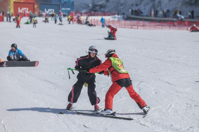 (251229) -- HANGZHOU, Dec. 29, 2025 (Xinhua) -- A coach guides a tourist on skiing at the Wansongling Ski Resort in Hangzhou City, east China's Zhejiang Province on Dec. 25, 2025. Skiing and a variety of other winter sports have become a popular seasonal pastime for a growing number of people in Zhejiang Province. The province boasts many ice and snow resorts, both indoor and outdoor, providing ample choices for enthusiasts. Notable examples include the Wansongling Ski Resort in Hangzhou, Qiaobo Ice and Snow World in Shaoxing, Taihu Lake Longemont Paradise in Huzhou, SkyLand ski resort in Anji, and Pan'an ski Resort in Jinhua. Moreover, such facilities are increasingly taking root across the province.
   According to a ski industry white paper, the 2024-2025 winter sports season saw a national participation of 26.05 million skiers. Zhejiang ranked sixth nationwide with 1.29 million participants, leading all southern Chinese provinces in skier numbers. (Xinhua/Xu Yu)
