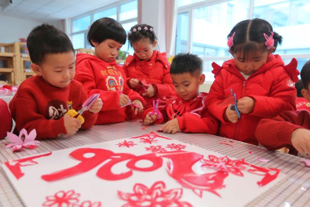(251229) -- BEIJING, Dec. 29, 2025 (Xinhua) -- Children make paper-cut decorations in a kindergarten in Dingxi City, northwest China's Gansu Province, Dec. 29, 2025. Various activities are held across China to celebrate the upcoming new year. (Photo by Wang Kexian/Xinhua)
