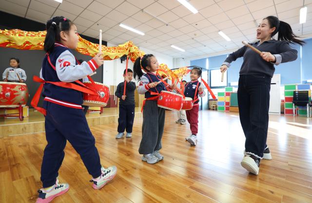 (251229) -- BEIJING, Dec. 29, 2025 (Xinhua) -- Children pratice playing waist drums in a kindergarten in Shijiazhuang City, north China's Hebei Province, Dec. 29, 2025. Various activities are held across China to celebrate the upcoming new year. (Photo by Liang Zidong/Xinhua)