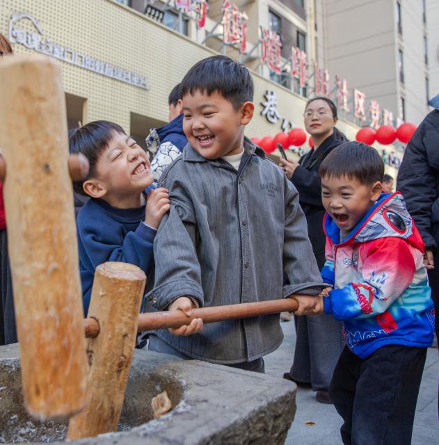 (251229) -- BEIJING, Dec. 29, 2025 (Xinhua) -- Children experience making Maci, a traditional glutinous rice cake, in a community in Wenzhou City, east China's Zhejiang Province, Dec. 28, 2025. Various activities are held across China to celebrate the upcoming new year. (Photo by Liu Jili/Xinhua)