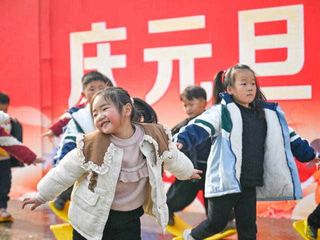 (251229) -- BEIJING, Dec. 29, 2025 (Xinhua) -- Children dance in a kindergarten in Shangqiu City, central China's Henan Province, Dec. 29, 2025. Various activities are held across China to celebrate the upcoming new year. (Photo by Wang Gaochao/Xinhua)