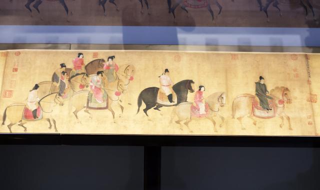 (251229) -- SHENYANG, Dec. 29, 2025 (Xinhua) -- This photo taken on Dec. 29, 2025 shows a Song Dynasty (960-1279 AD) replica of the painting "Lady Guoguo's Spring Outing" at Liaoning Provincial Museum in Shenyang, northeast China's Liaoning Province. The painting, attributed to Tang Dynasty (618-907 AD) court painter Zhang Xuan, is one of the figure painting masterpieces depicting aristocratic women. The work will be on display at Liaoning Provincial Museum from Dec. 30, 2025 to March 29, 2026. (Xinhua/Li Gang)