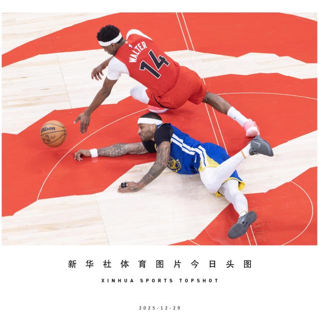 (251229) -- BEIJING, Dec. 29, 2025 (Xinhua) -- Ja'Kobe Walter (above) of Toronto Raptors vies with Gary Payton II of Golden State Warriors during the 2025-2026 NBA regular season game between Toronto Raptors and Golden State Warriors in Toronto, Canada, Dec. 28, 2025. (Photo by Zou Zheng/Xinhua)