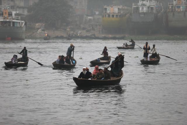 (251229) -- DHAKA, Dec. 29, 2025 (Xinhua) -- Boats ferry passengers across the Buriganga River amid winter fog in Dhaka, Bangladesh, Dec. 29, 2025. (Photo by Habibur Rahman/Xinhua)